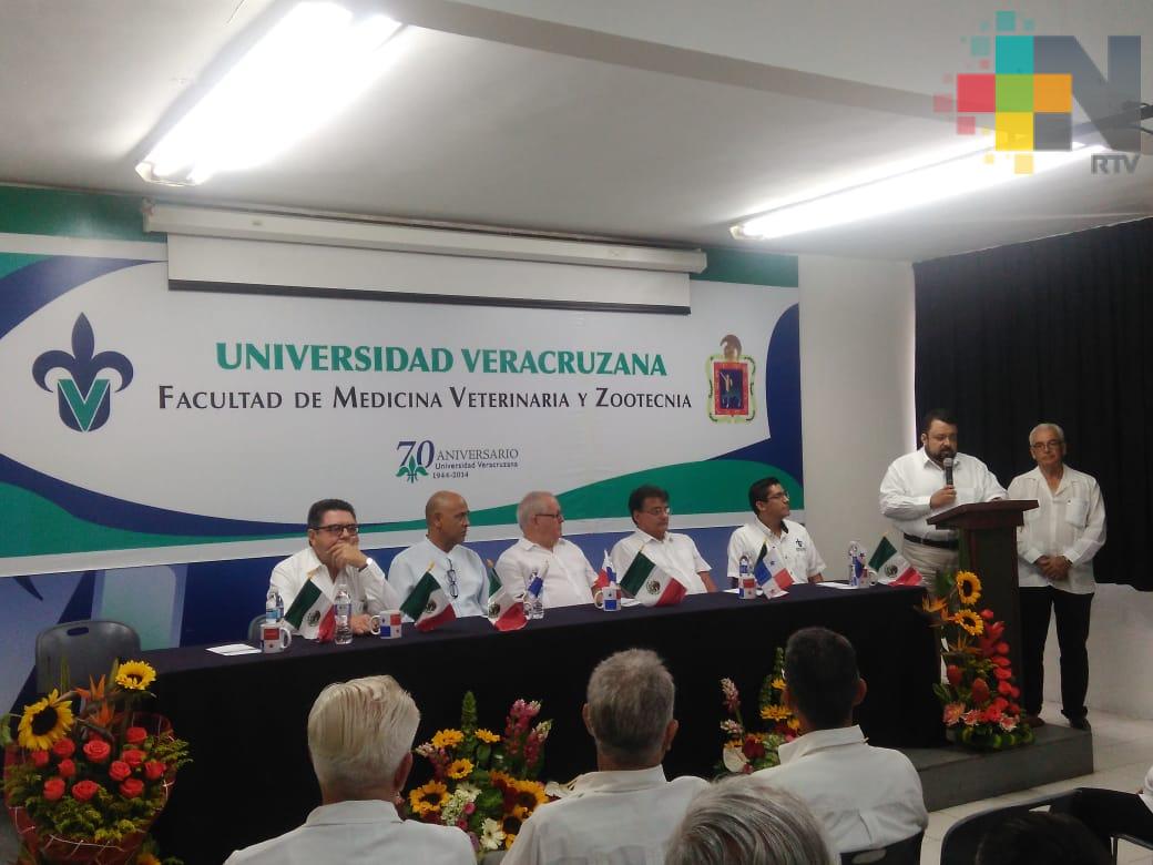 Develan placa de egresados panameños de Facultad de Medicina Veterinaria de la UV