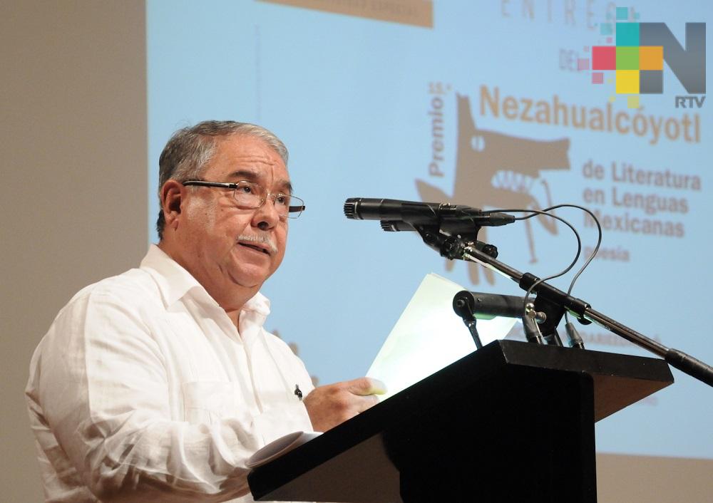 El poeta zapoteca Esteban Ríos Cruz recibe el Premio Nezahualcóyotl