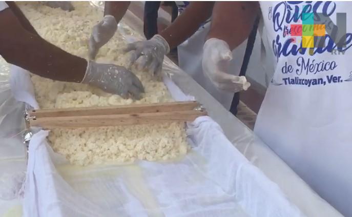 Tlalixcoyan celebra la elaboración del “Queso fresco más grande de México“