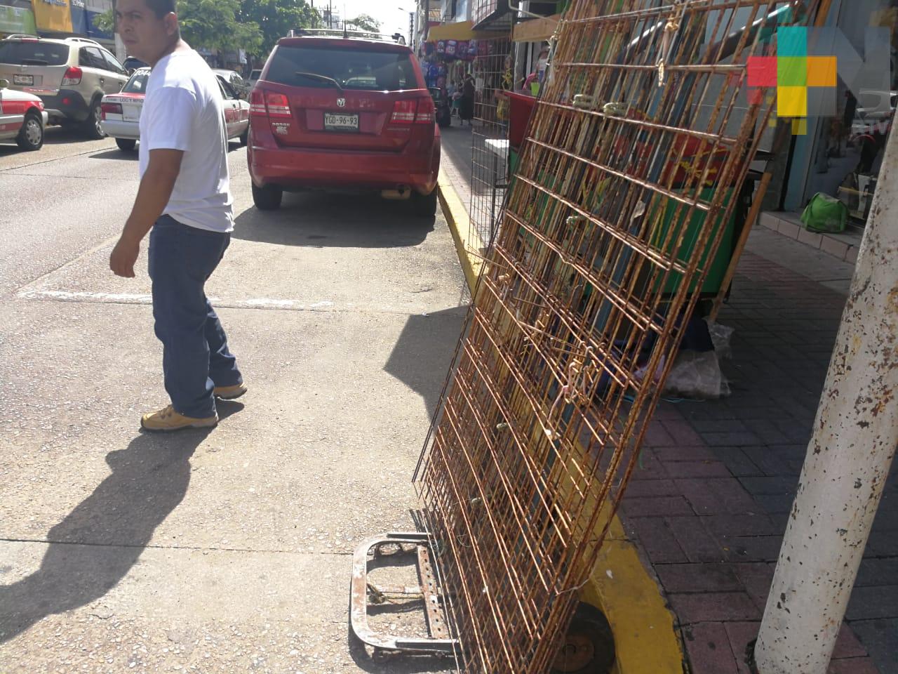 Retiran rejillas que usaban vendedores ambulantes en Coatzacoalcos