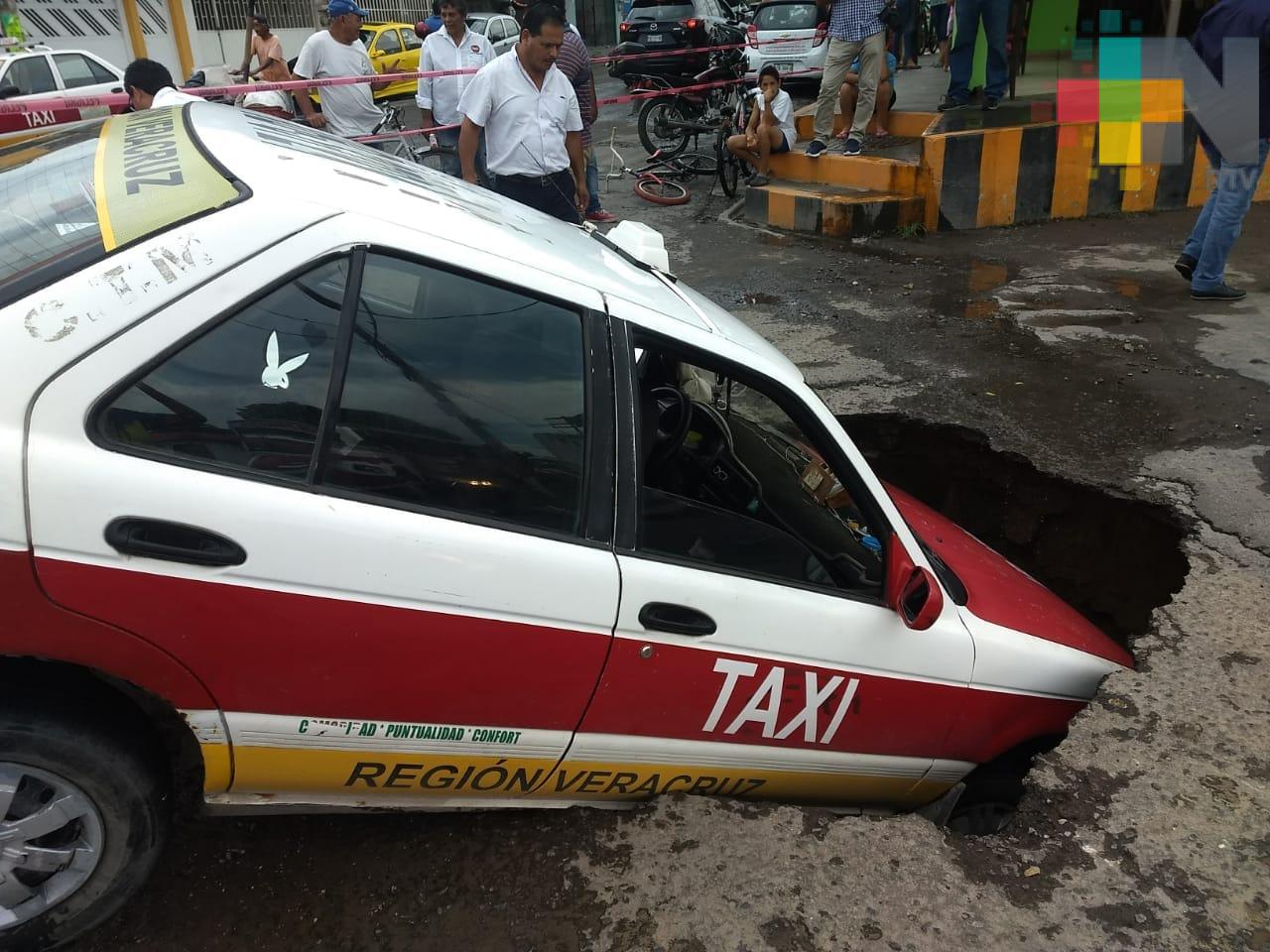 Taxi cae en socavón de calles de Veracruz puerto