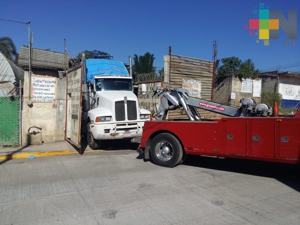 Recupera PGR tractocamión durante cateo en Xalapa