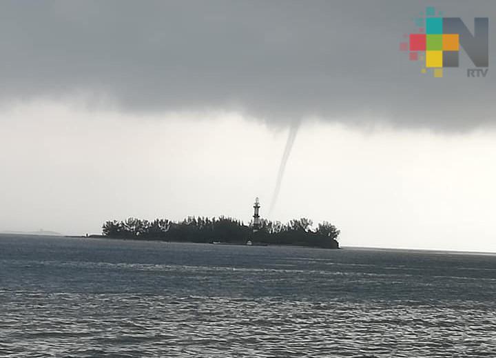 Se forma tromba marina en costa de Veracruz