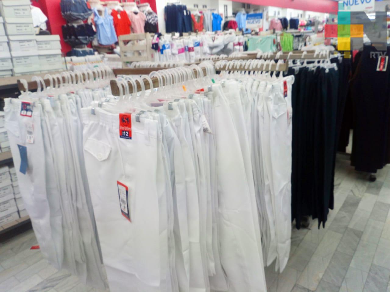 Un 30 por ciento ha caído la venta de uniformes en Coatzacoalcos