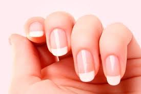 Colocación de uñas provoca daños a la salud