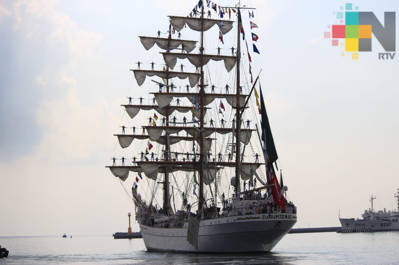 Zarpa el Buque Escuela Cuauhtémoc del puerto de Veracruz
