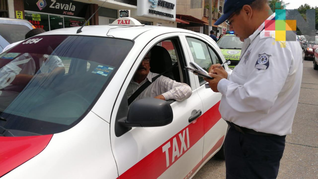 Tránsito en Coatzacoalcos aplica operativo para retirar automovilistas que se estacionan en doble fila
