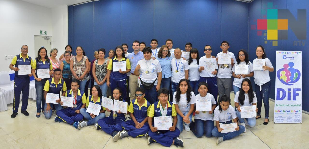 Entrega DIF de Córdoba reconocimiento a atletas paralímpicos