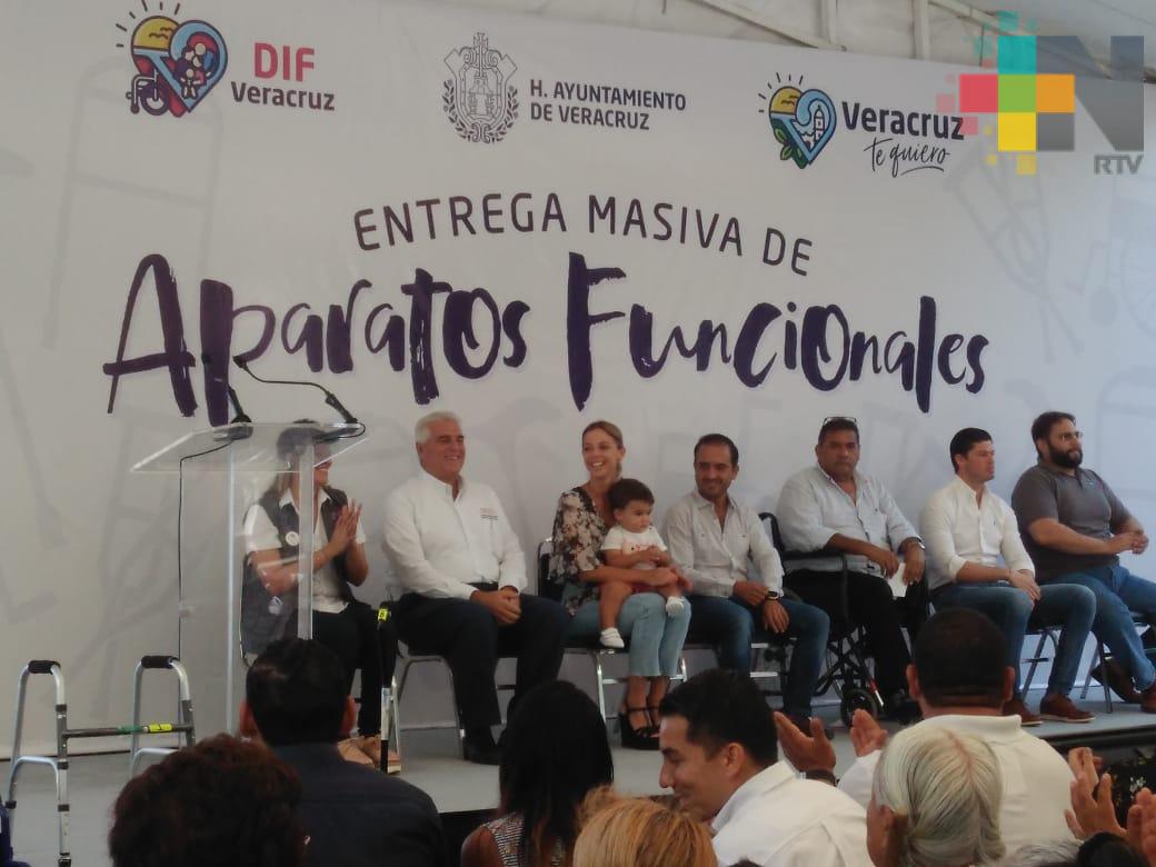 DIF municipal de Veracruz entrega aparatos funcionales a niños y adultos con discapacidad