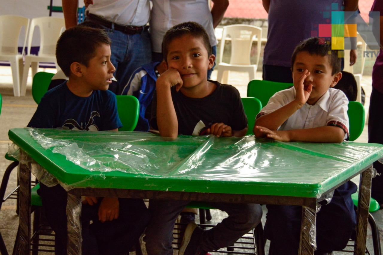 Ayuntamiento de Ixtaczoquitlán entrega mobiliario escolar y pone en servicio electrificación en una comunidad