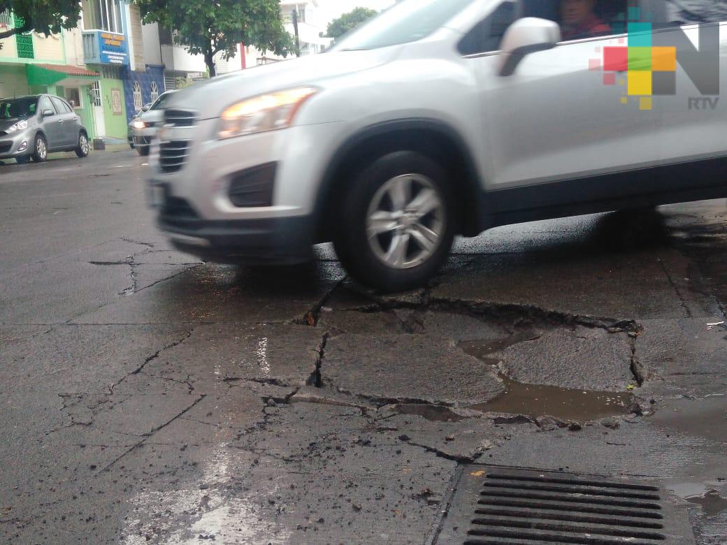 Abogados ofrecen asesoría gratuita para demandar la reparación de daños a vehículos que caen en baches