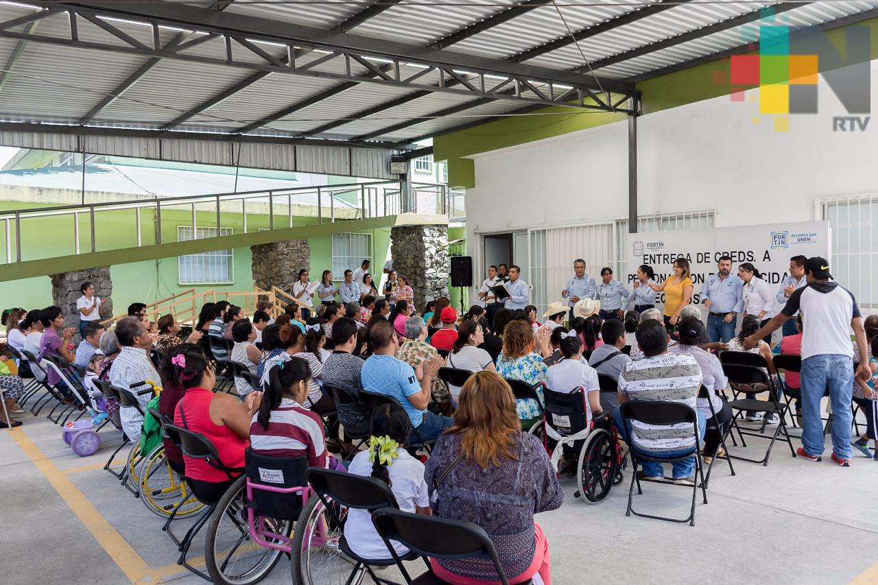 Entregan credenciales de descuento a personas con discapacidad en DIF Fortín