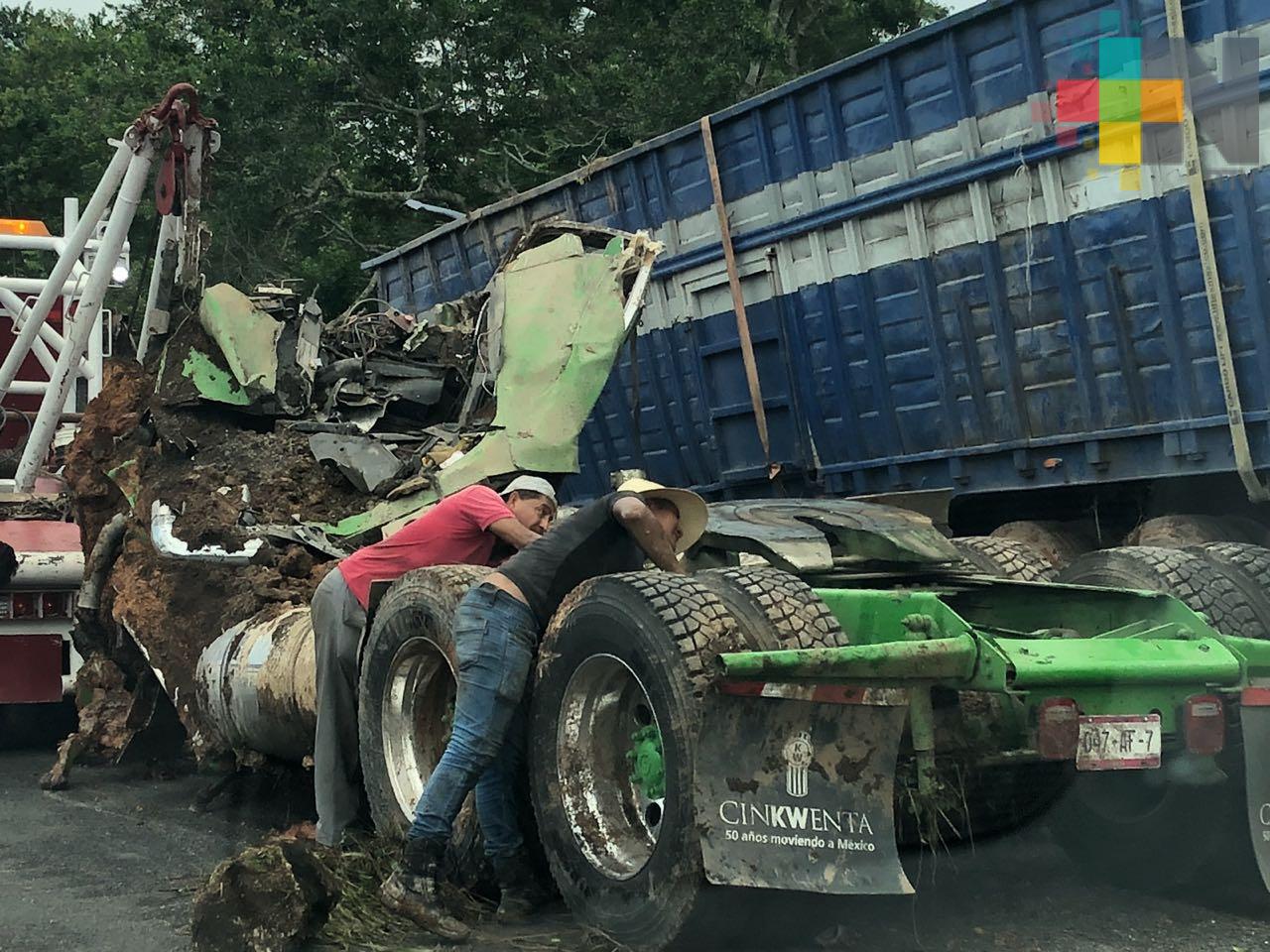 Muere conductor de trailer en autopista Cosoleacaque – La Tinaja