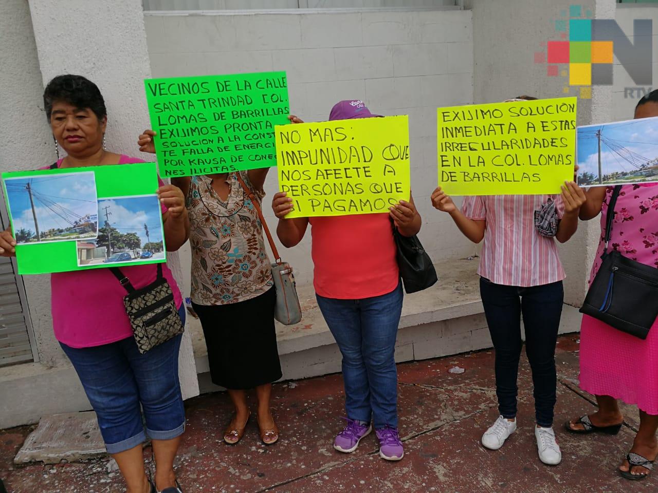 Vecinos de la colonia Lomas de Barrillas se manifiestan por falta de luz