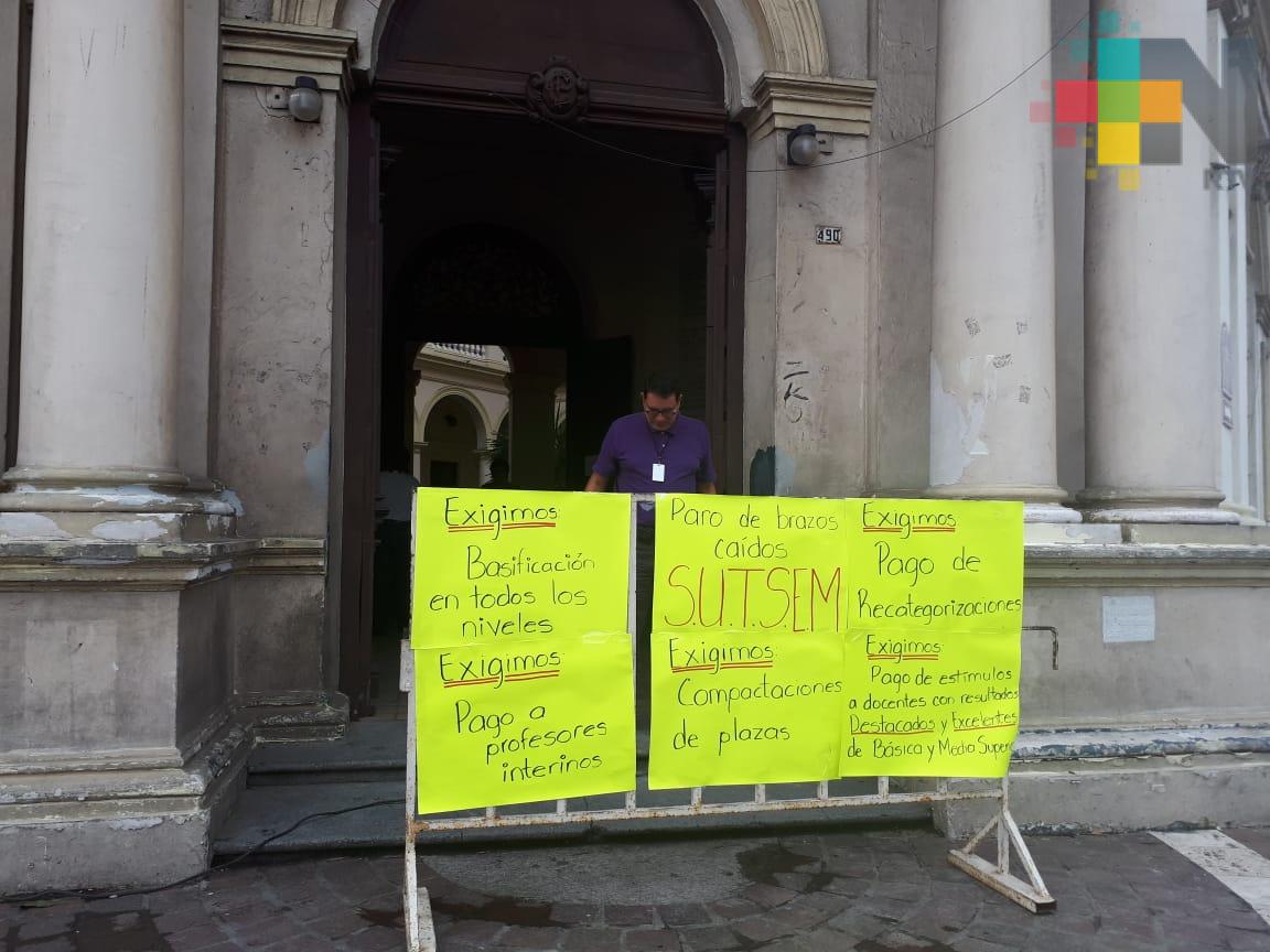 Bachilleres de Veracruz realizan paro de labores, exigen pago de prestaciones