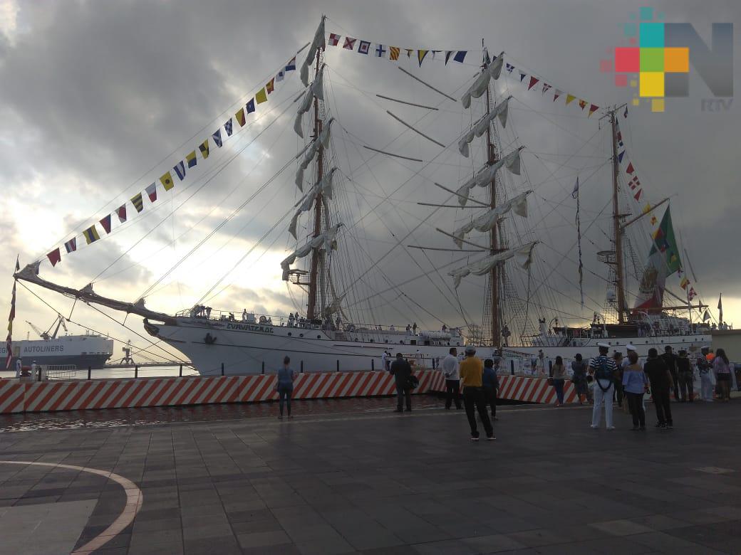 Zarpó el Buque Escuela Cuauhtémoc del puerto de Veracruz