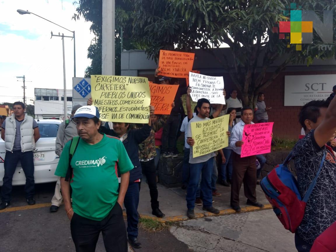 Habitantes de Baxtla exigen terminar reconstrucción de la carretera Teocelo-Baxtla