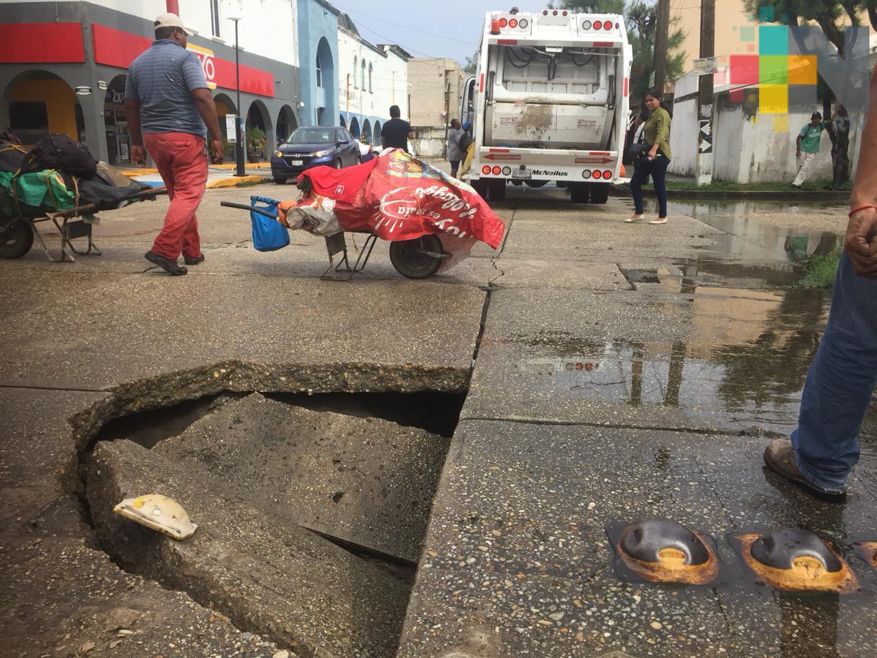 Camión de limpia pública cayó en un socavón, en Coatzacoalcos