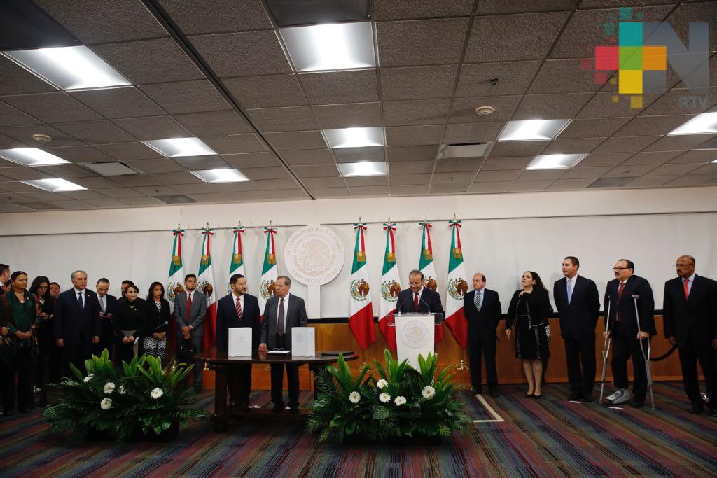 Entrega secretario de Gobernación 6º Informe de Gobierno de Enrique Peña Nieto