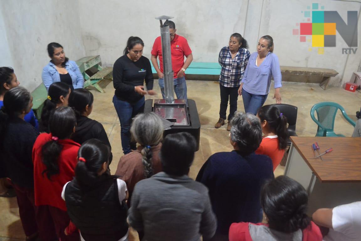 Entregan estufas ecológicas a habitantes de Ixhuatlán del Café
