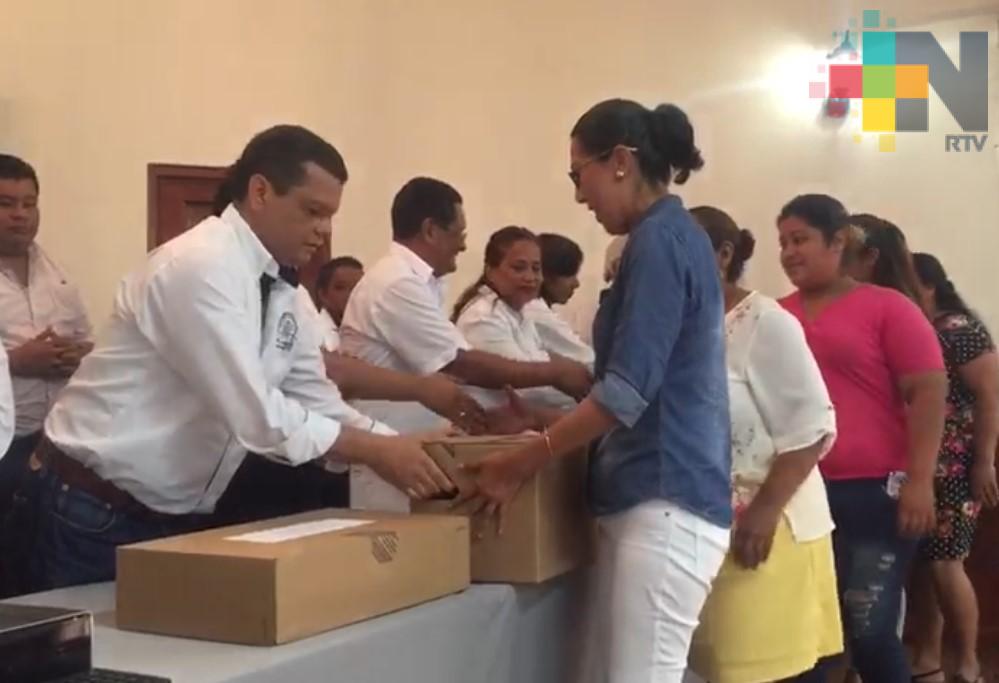 Escuelas de Cosamaloapan reciben diversos apoyos