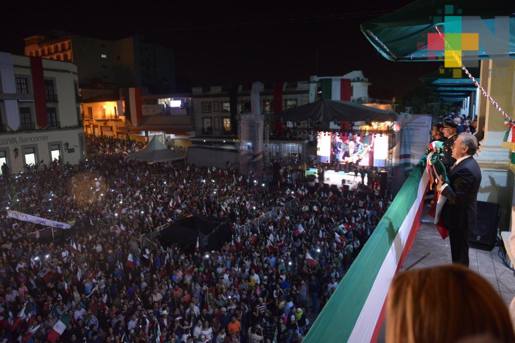 Gobernador Yunes da el tradicional Grito de Independencia desde el balcón central de Palacio de Gobierno