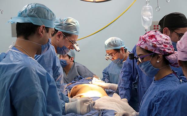 Con grasa y piel del abdomen, médicos del IMSS reconstruyen la mama a sobrevivientes de cáncer