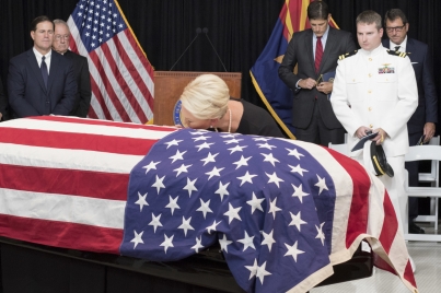 Culminan ceremonias para despedir al senador John McCain