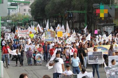 Marcha de damnificados llega al Zócalo de la Ciudad de México