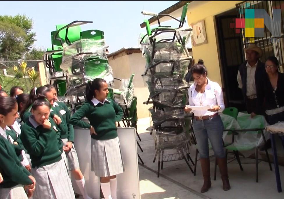 Reciben mobiliario en telesecundaria de la comunidad General Prim de Zacualpan
