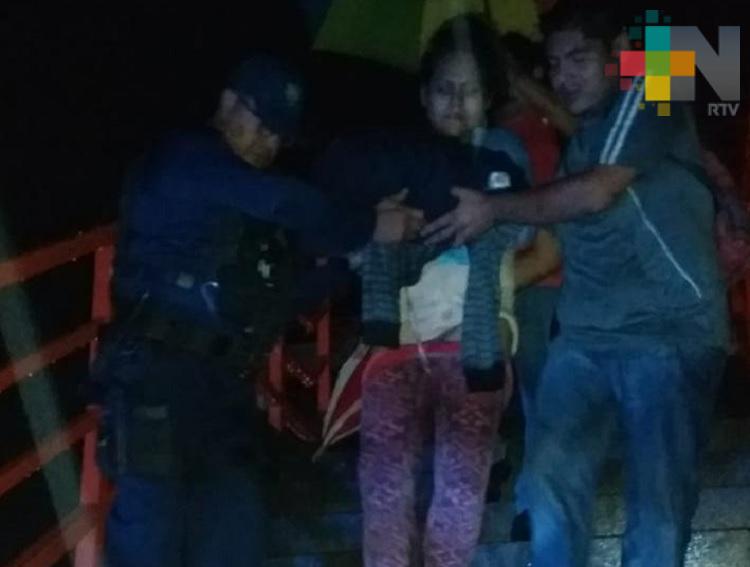 Joven da a luz en puente peatonal en el Puerto de Veracruz; policía estatal la asistió en el parto