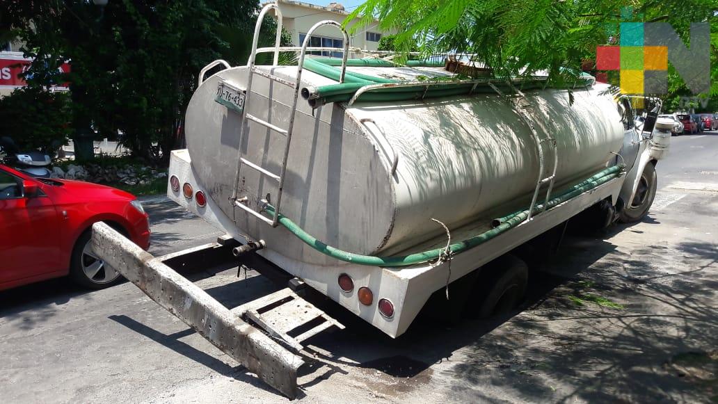 Pipa con agua cae en socavón, en Veracruz puerto