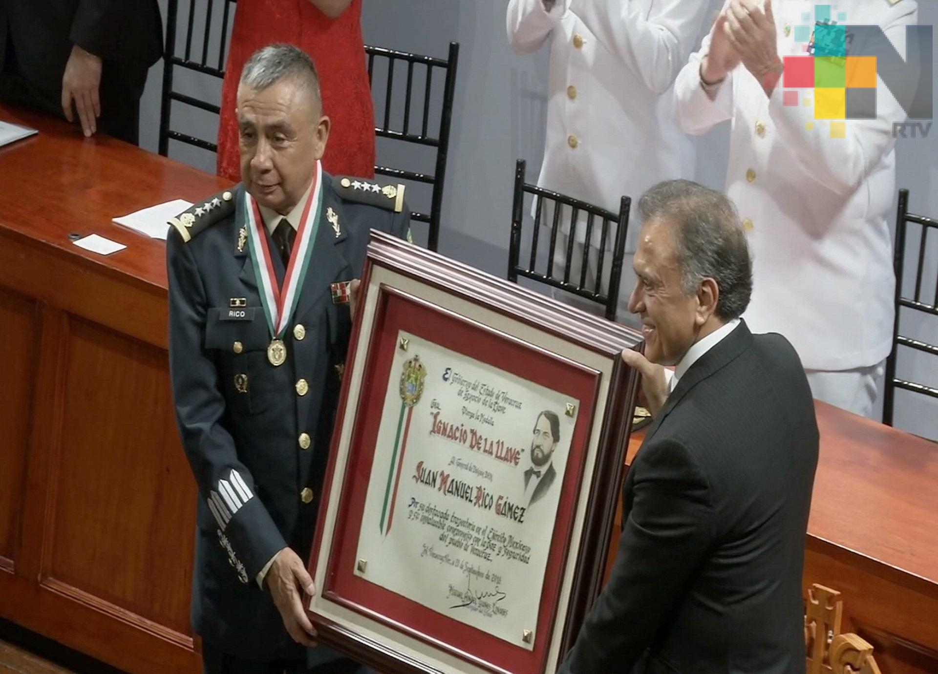 Gobernador Yunes reconoce a mandos de las Fuerzas Armadas con medalla «General Ignacio de la Llave»