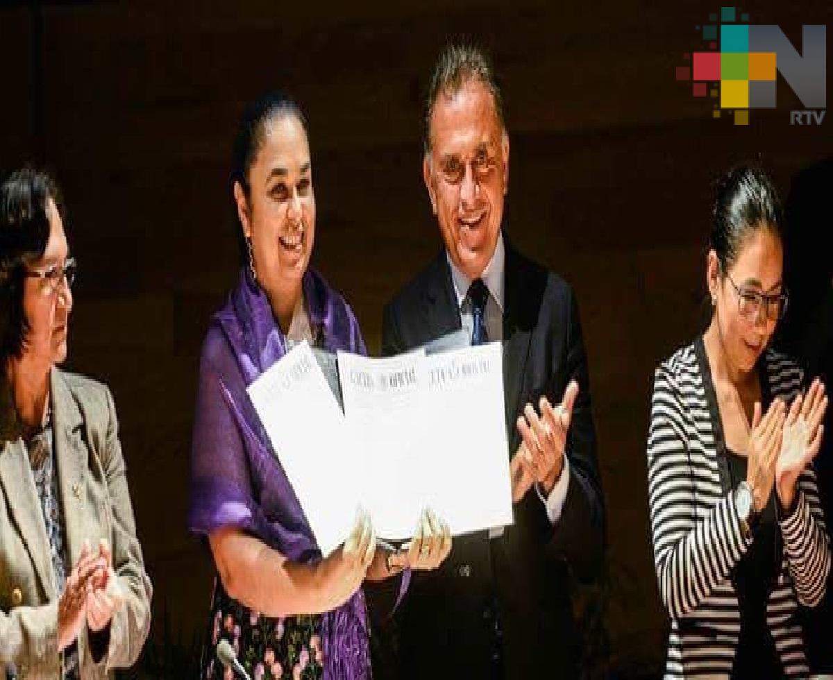 Reconoce la rectora Sara Ladrón de Guevara apoyo del gobernador Yunes a la UV