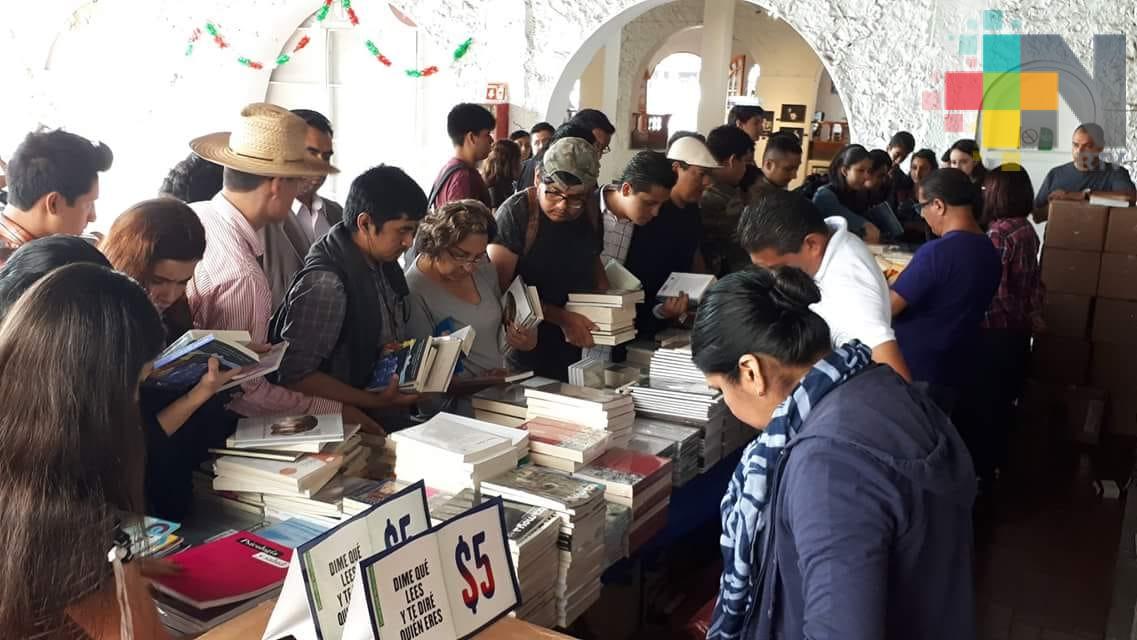 Remata UV más de 4 mil libros