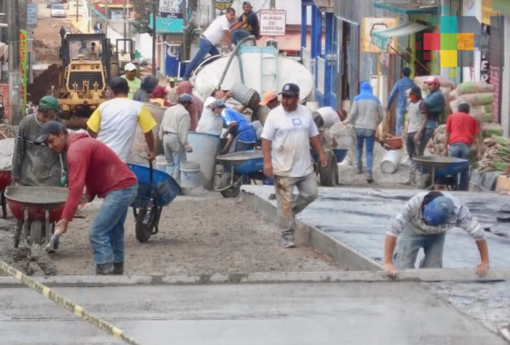 Con recurso estatal rehabilitan avenida principal de Huayacocotla