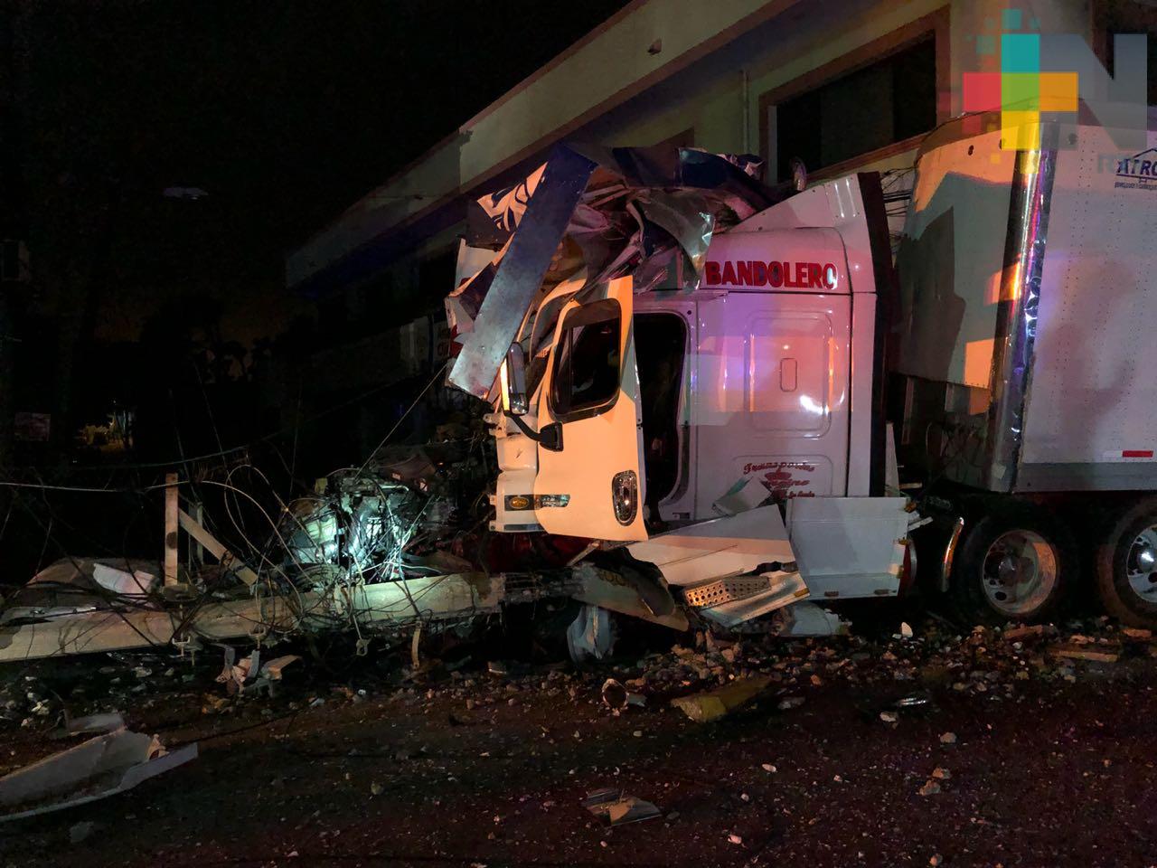 Tráiler deja sin energía eléctrica a varias colonias de Coatzacoalcos