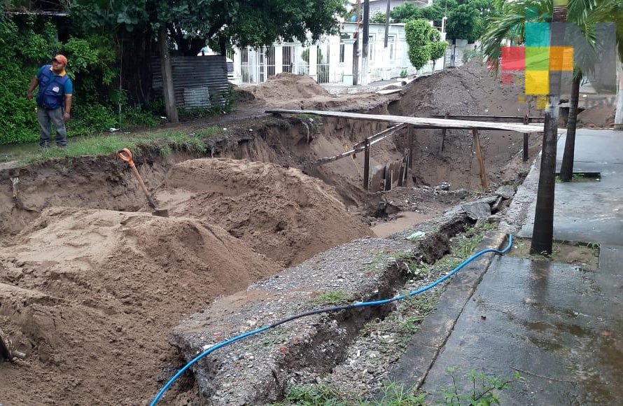 Lluvias afectan trabajos de colocación de tubería en colonia La Pochota de Veracruz
