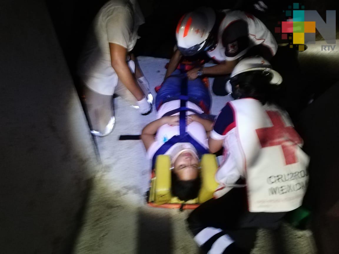 Rescatan a mujer atrapada en escollera del malecón de Coatzacoalcos