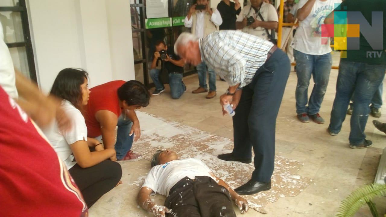 De una altura de dos metros cae empleado del ayuntamiento de Coatzacoalcos