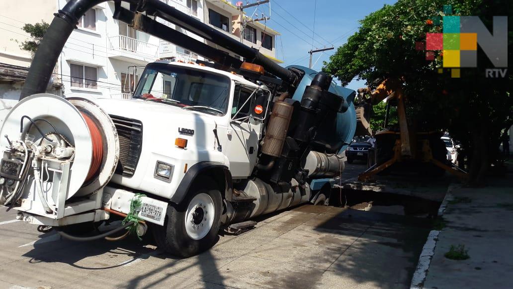 Vactor del Grupo MAS cae en hundimiento de avenida de la ciudad de Veracruz