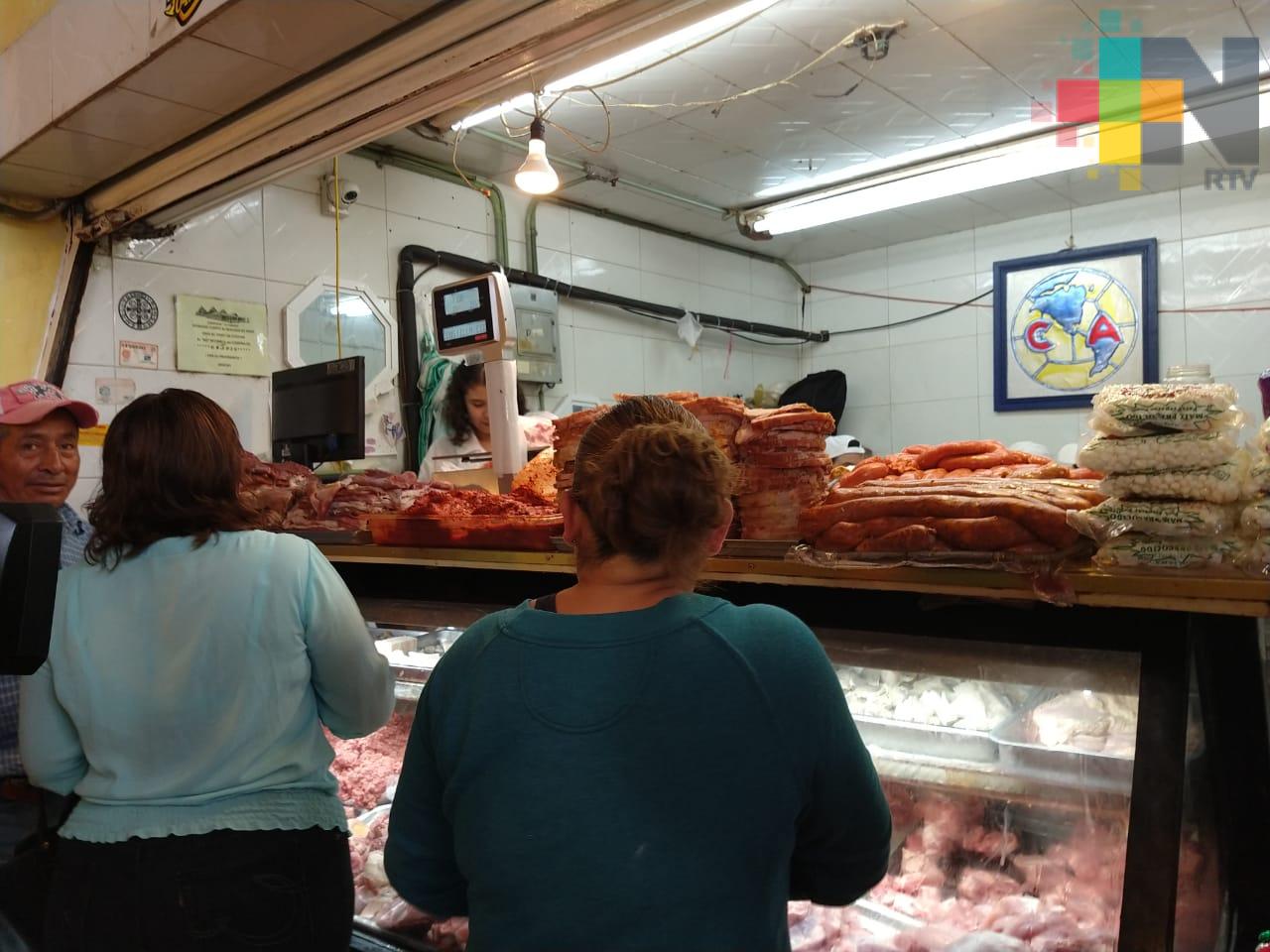 Desde temprano abarrotan carnicerías para preparar tradicional pozole