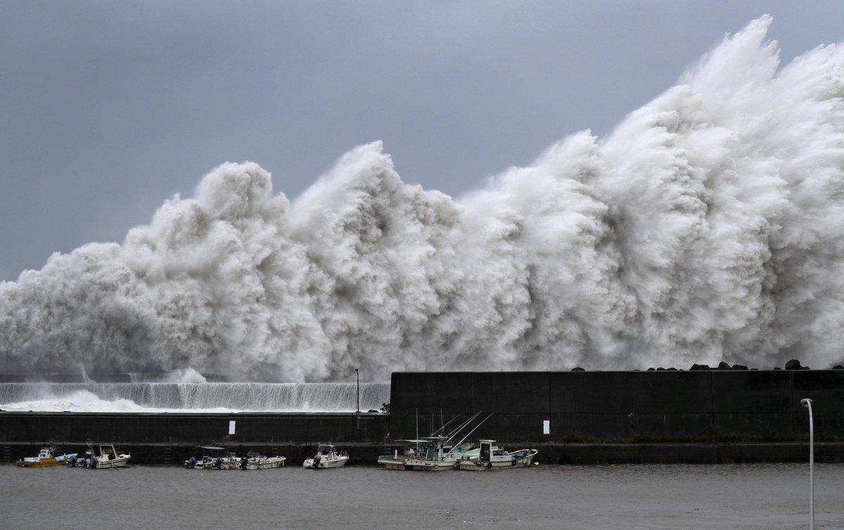 Golpea a Japón el mayor tifón en los últimos 25 años