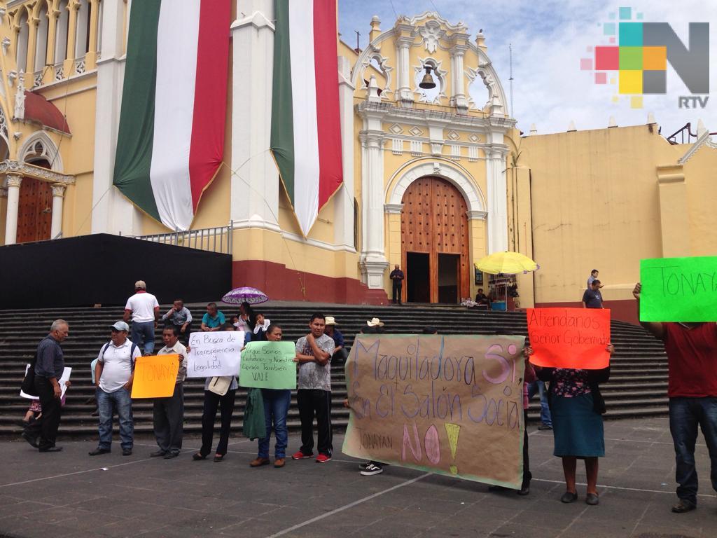 Habitantes de Tonayán piden reubicación de maquiladora