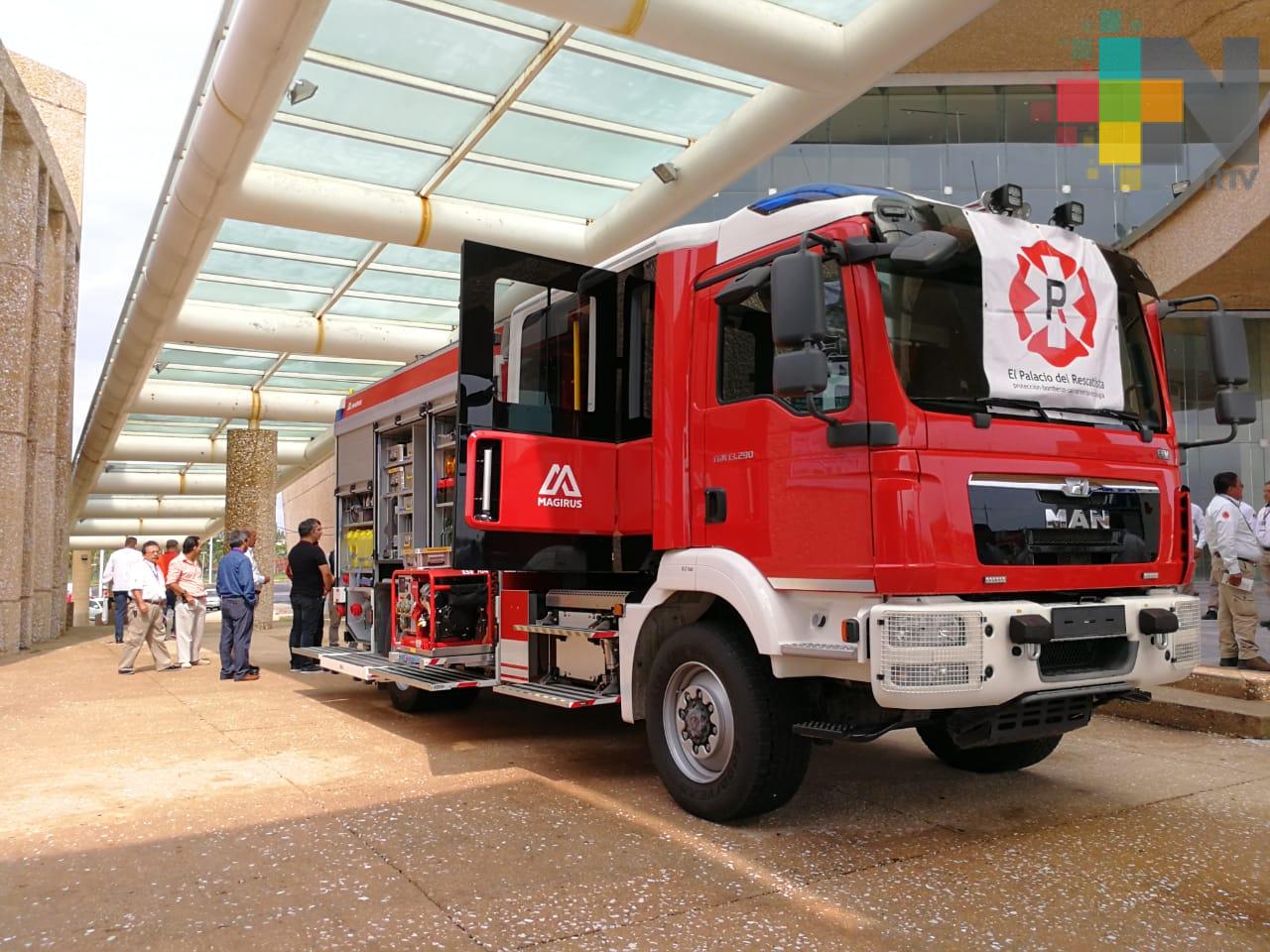 Presentan vehículo de alta tecnología para combatir el fuego, en Coatzacoalcos