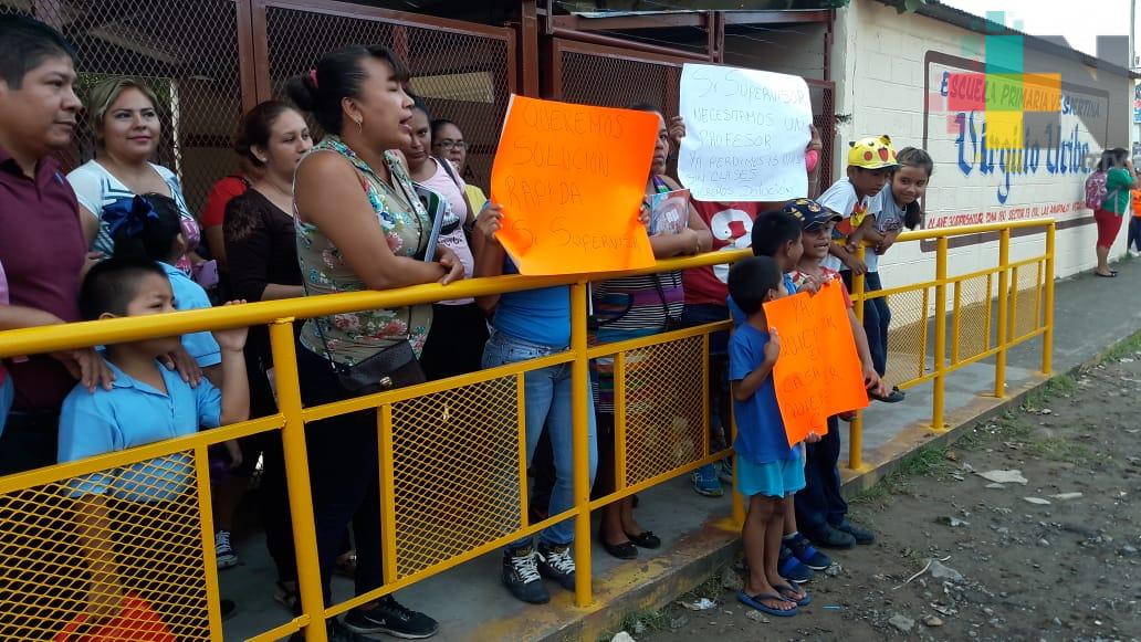 Padres de familia piden maestros para primaria de Veracruz