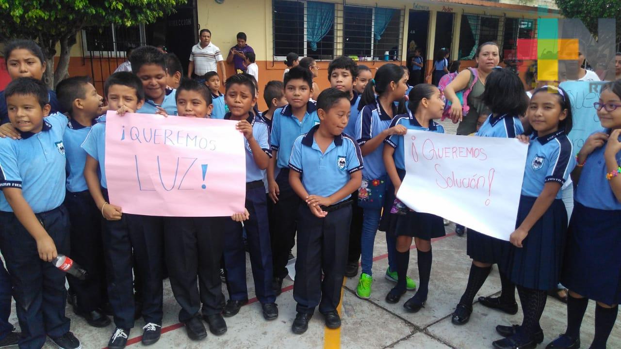 En primaria de Coatzacoalcos protestan por falta de energía eléctrica