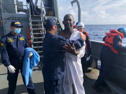 Guardacostas de Colombia rescatan a migrantes de Cuba, Angola y Etiopía