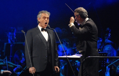 Bocelli sorprende con el dueto “Fall on me” al lado de su hijo Matteo