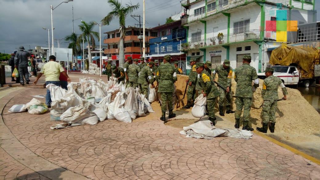 Colocan costales con arena en malecón de Minatitlán; río creció 20 centímetros sobre su escala crítica